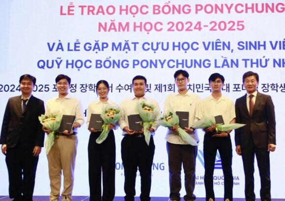 05 SINH VIÊN TRƯỜNG ĐẠI HỌC KHOA HỌC TỰ NHIÊN NHẬN HỌC BỔNG PONY CHUNG 2024