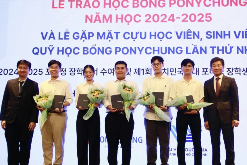 05 SINH VIÊN TRƯỜNG ĐẠI HỌC KHOA HỌC TỰ NHIÊN NHẬN HỌC BỔNG PONY CHUNG 2024